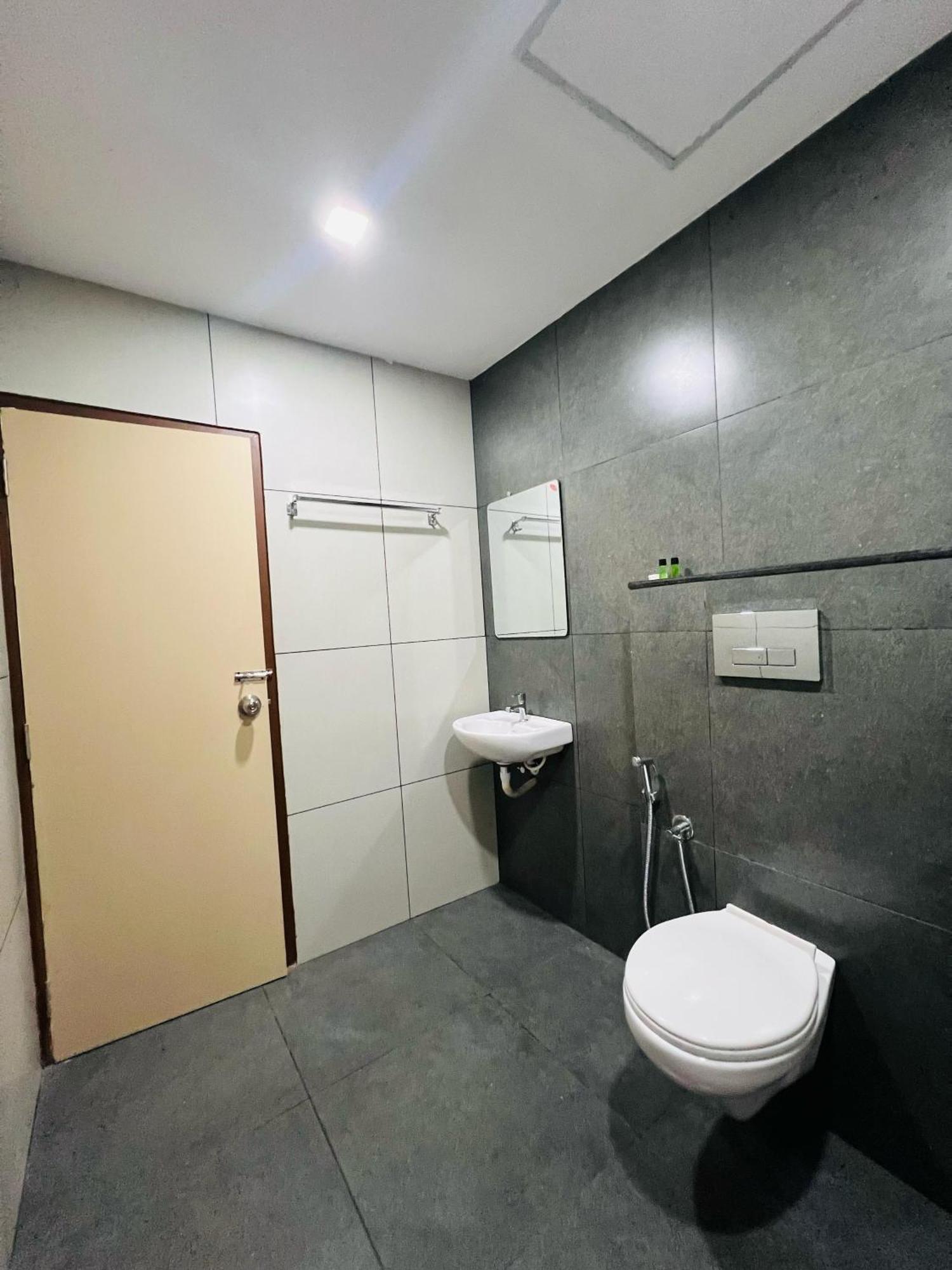 Gypsy Hotel Cusat Kochi Kültér fotó